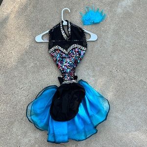 Like new girls’ costume. Only a worn a few times. Size Intermediate child.